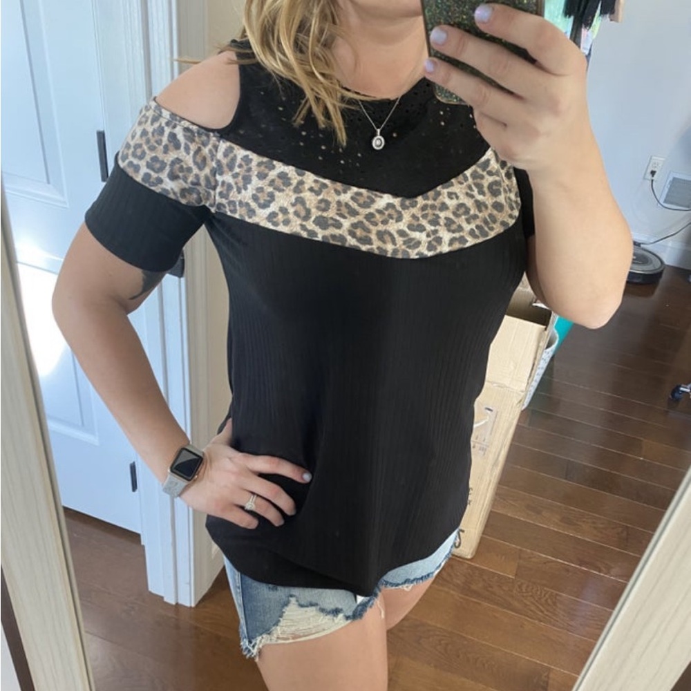 Brand New! Black Leopard Chevron Short Sleeve Cold
Shoulder Top!